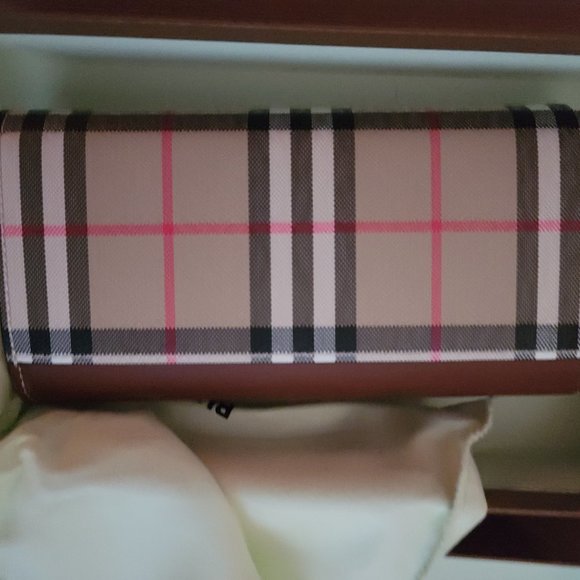 Burberry wallet - Picture 1 of 3